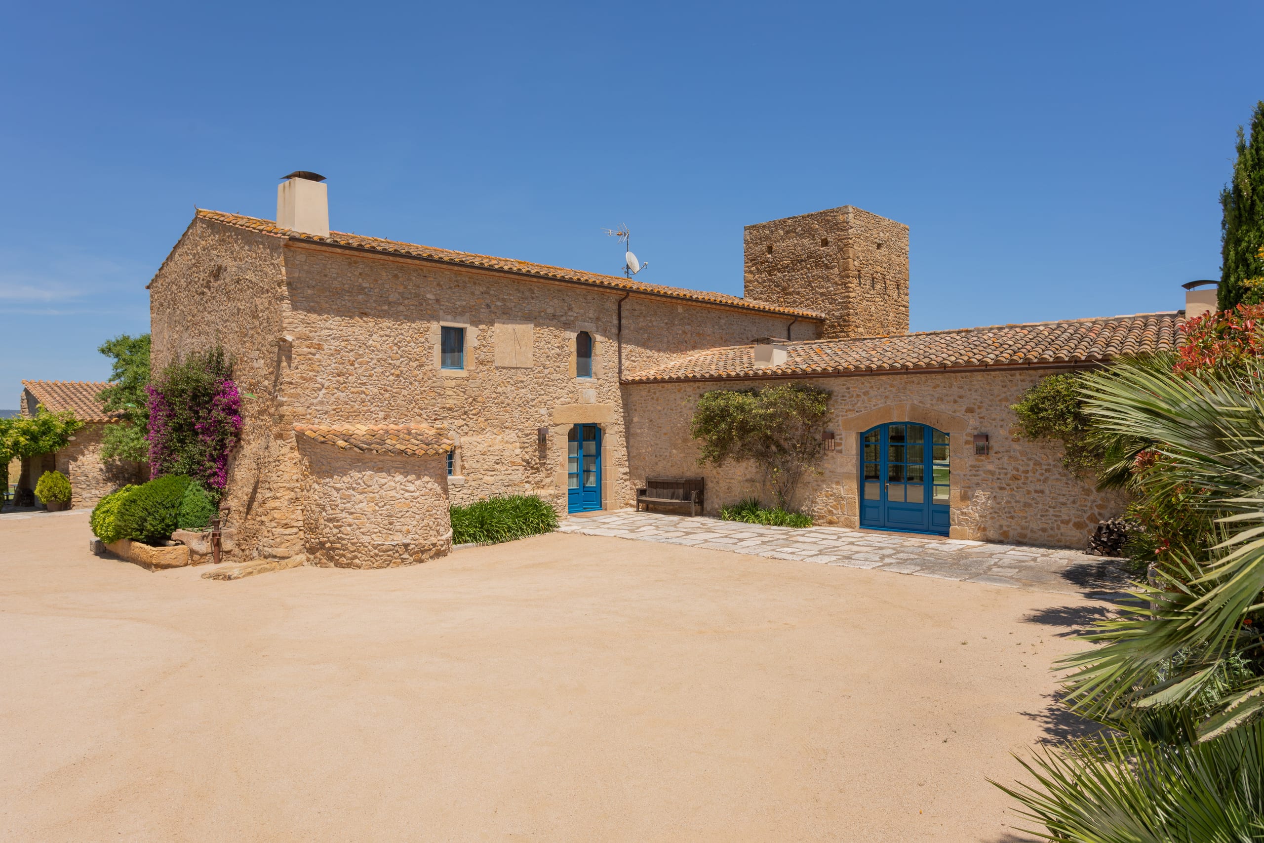 Fotografia completa des de l'exterior de El Mas.