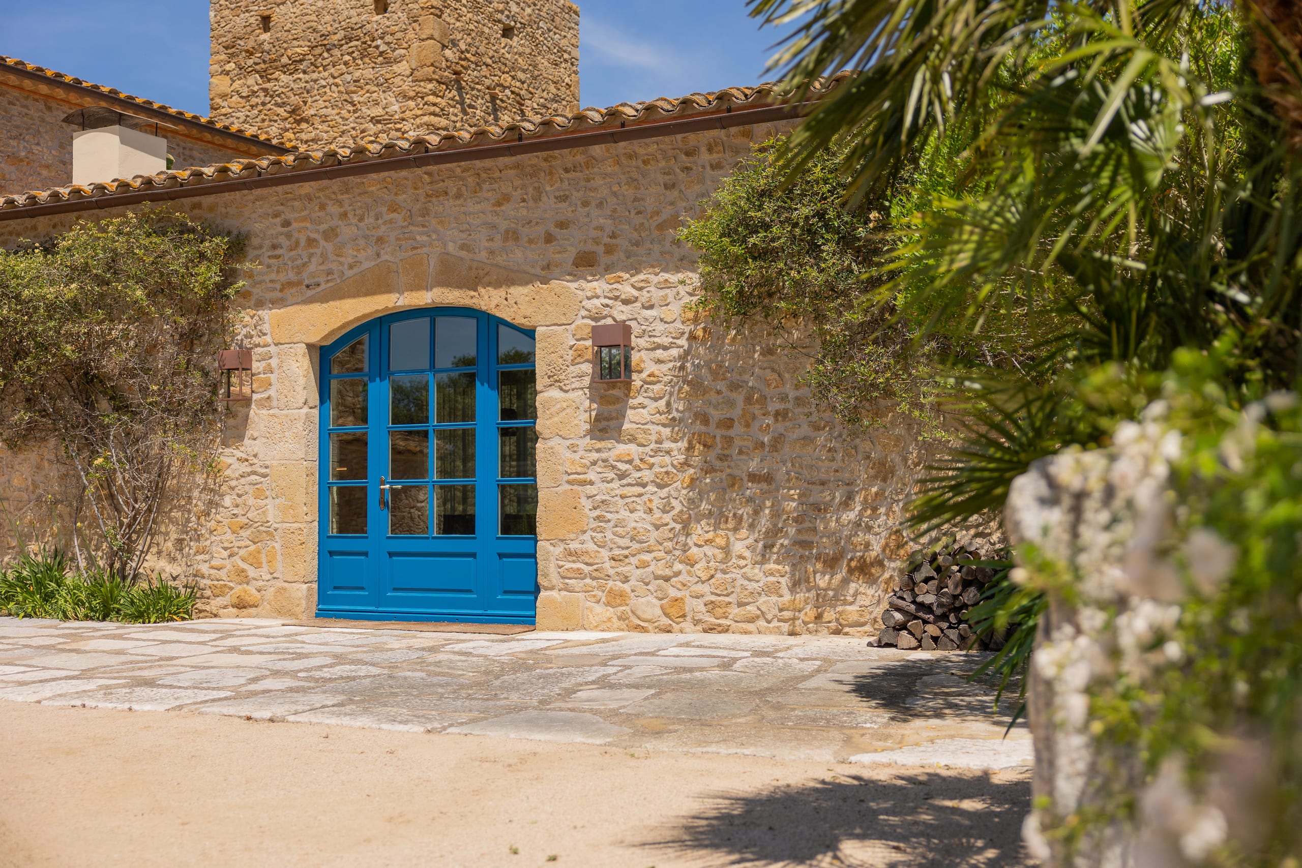 Fotografia de la porta exterior de El Mas.