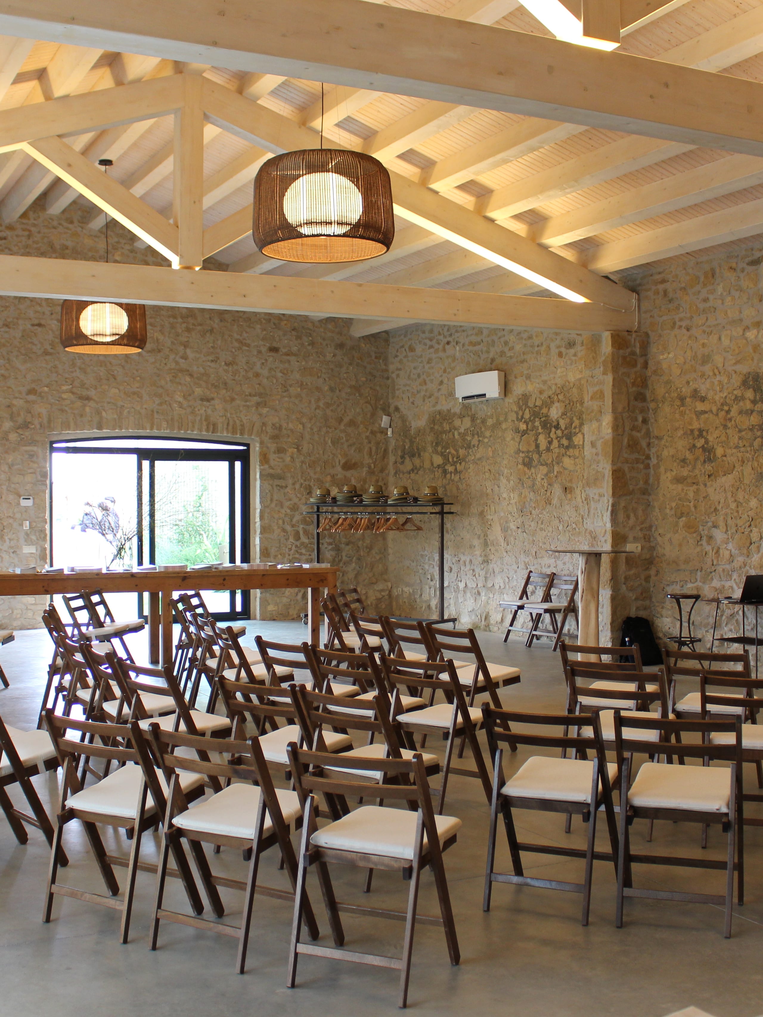 Fotografia d'unes cadires preparades per una conferència d'empresa.