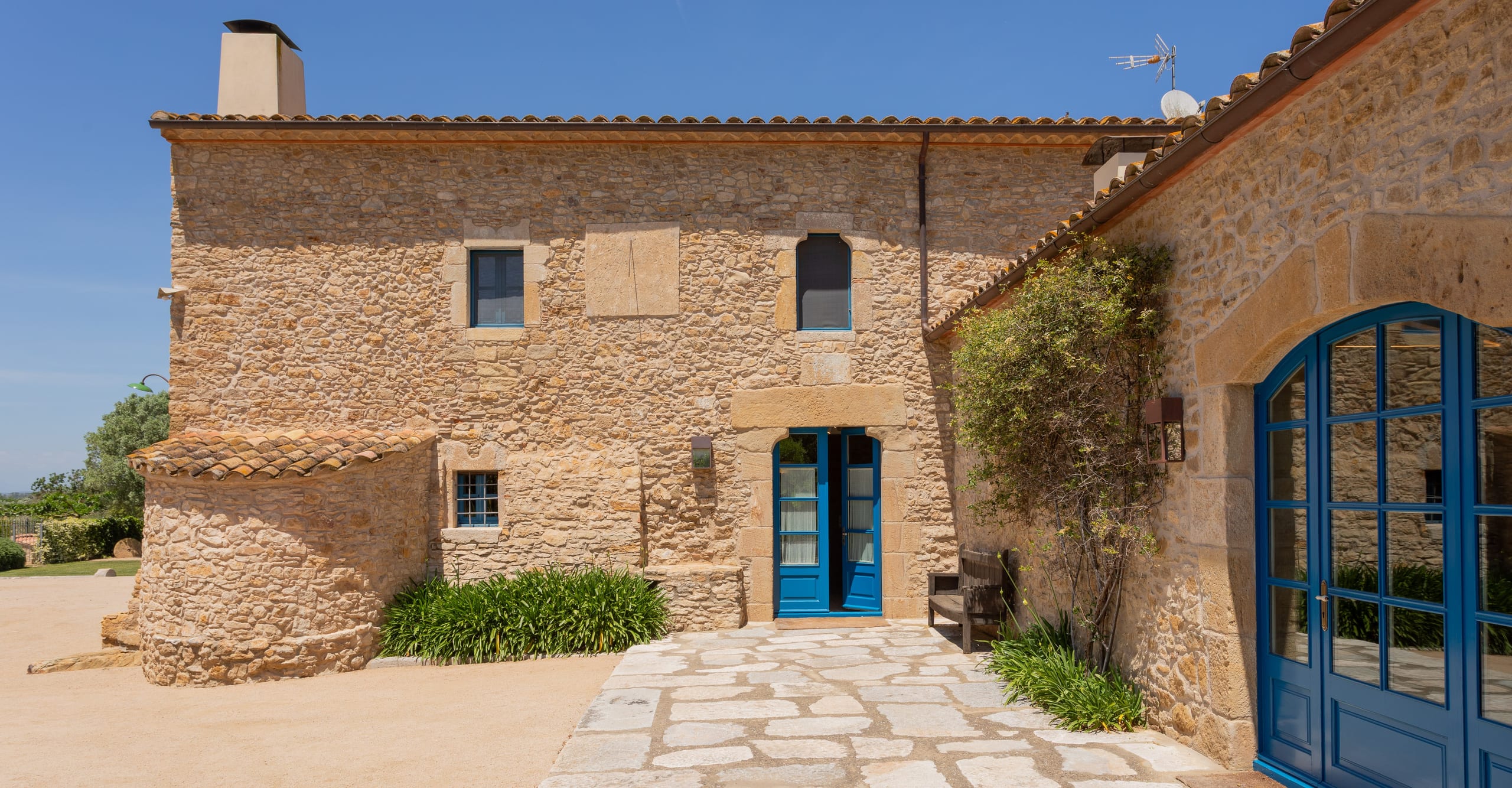 Fotografia de l'exterior de la masia de El Mas.